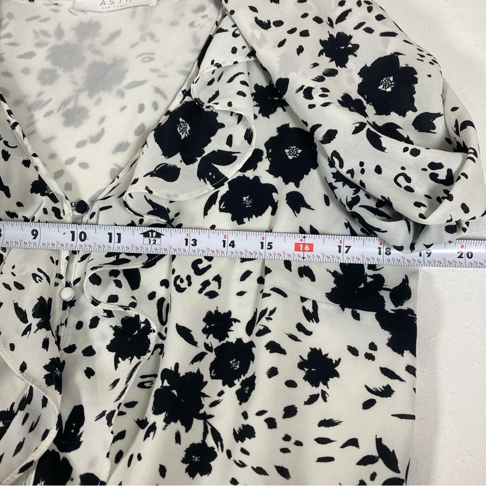 ASTR Women’s Top Blouse Long Putt Sleeves V Neck Ruffles Black White Medium - Picture 10 of 14